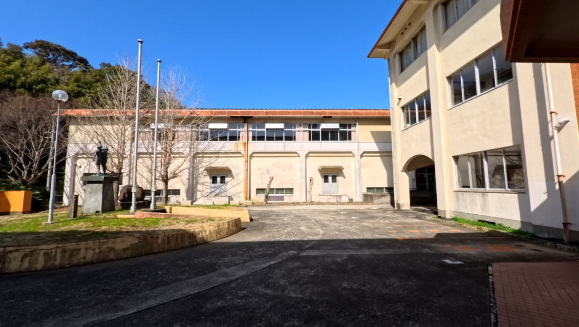西海市立多以良小学校の校舎