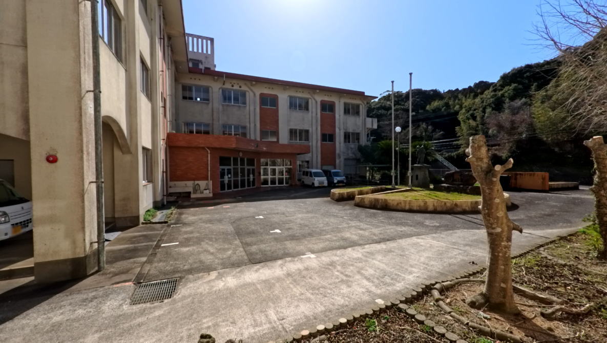 西海市立多以良小学校の校舎