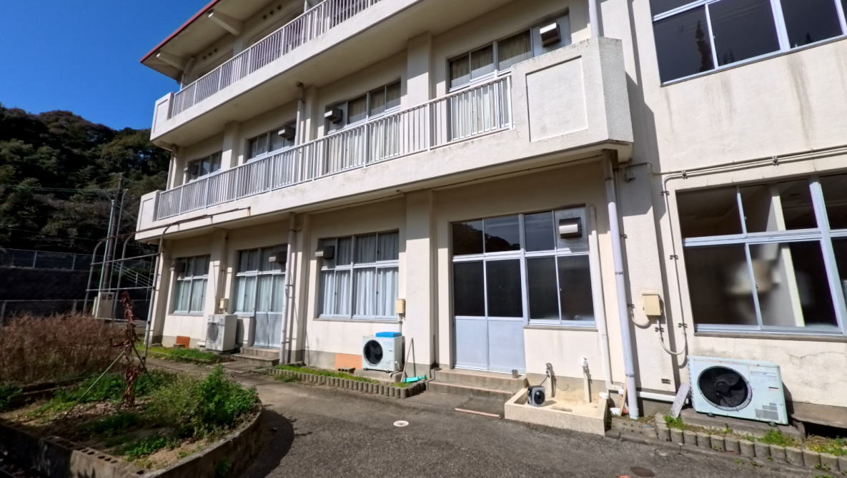 西海市立多以良小学校の校舎